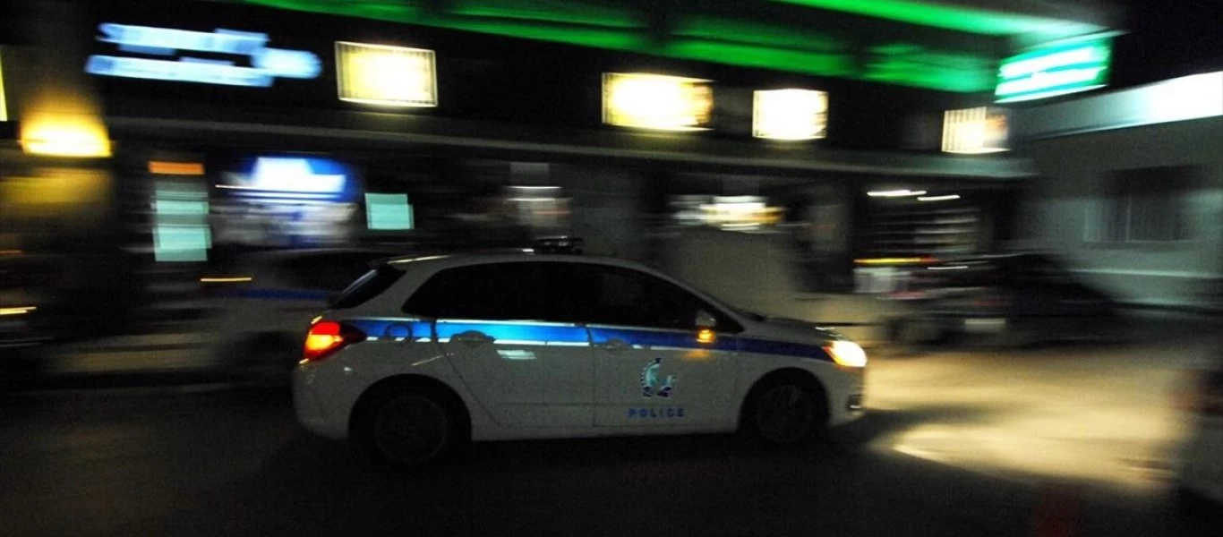 Γκαζάκια στην είσοδο του Ιδρύματος Μητσοτάκη στο Θησείο